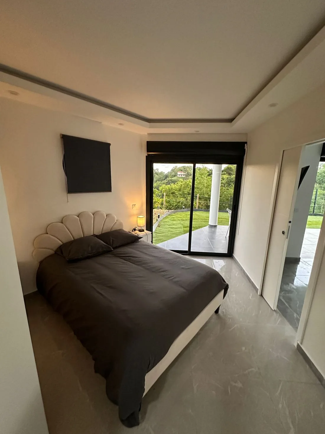 Chambre de la Suite Corail ouverte sur le jardin