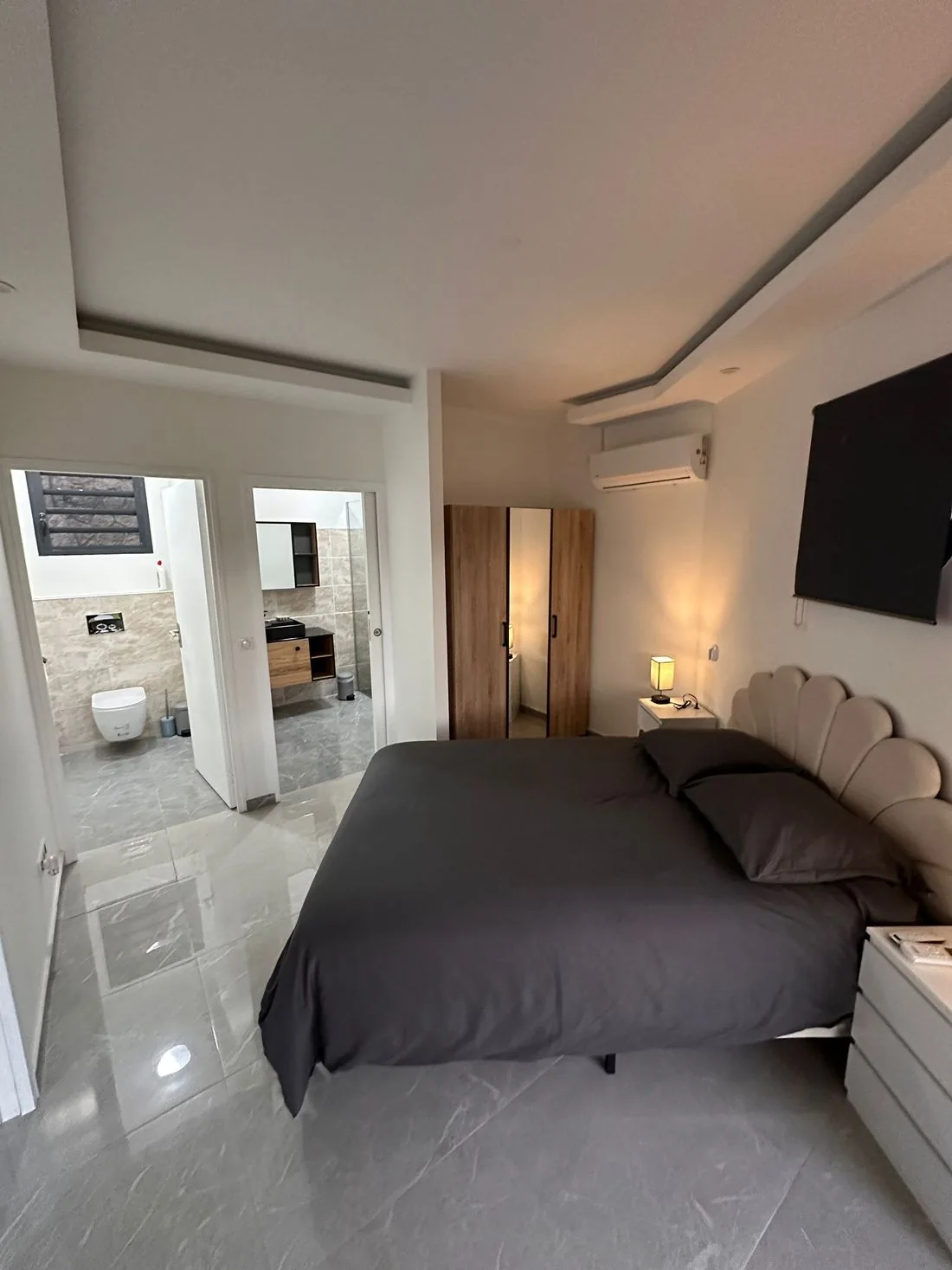 Chambre de la Suite Corail avec sa salle d'eau et ses toilettes privatives
