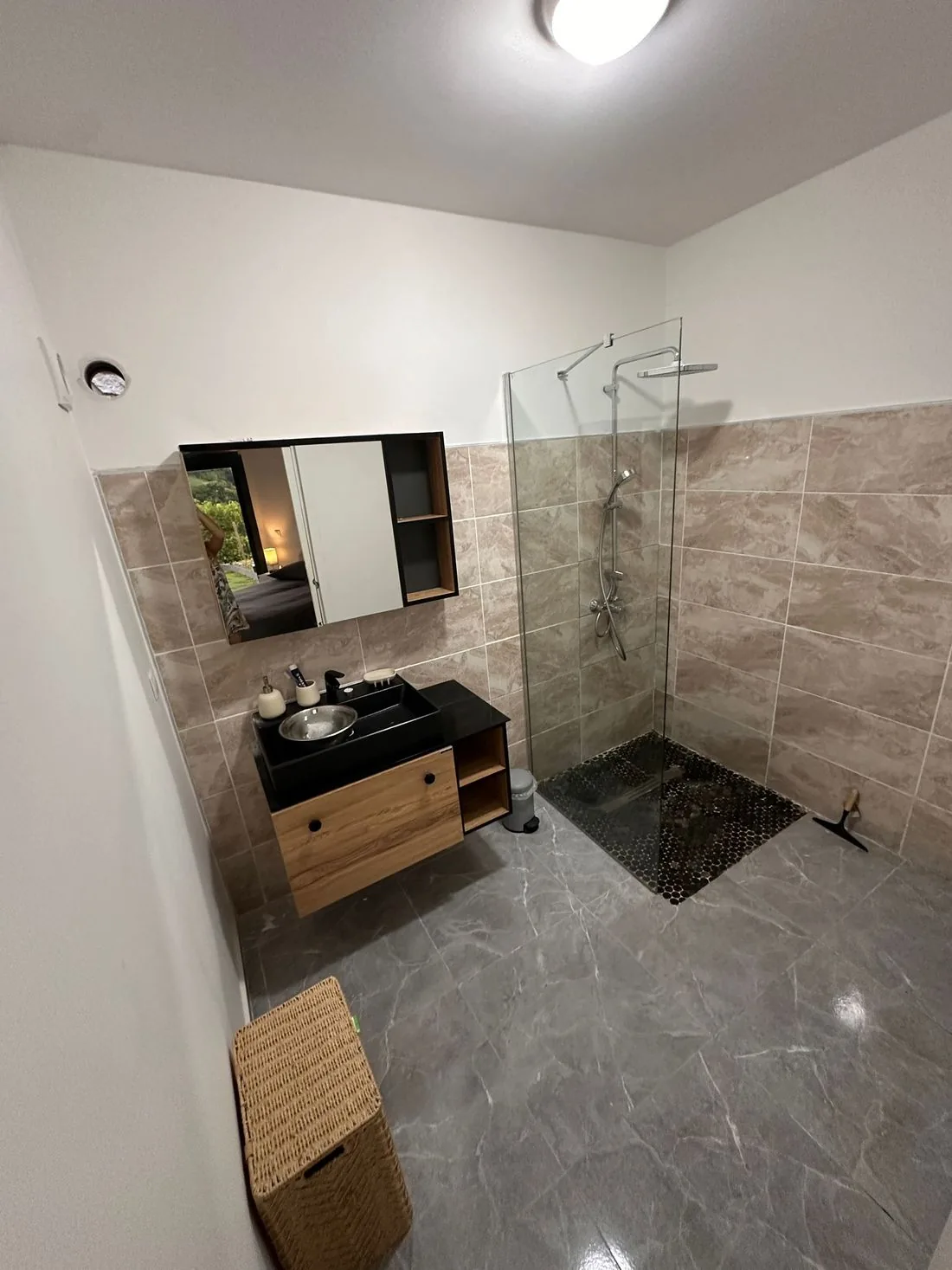 Salle de douche de la Suite Corail