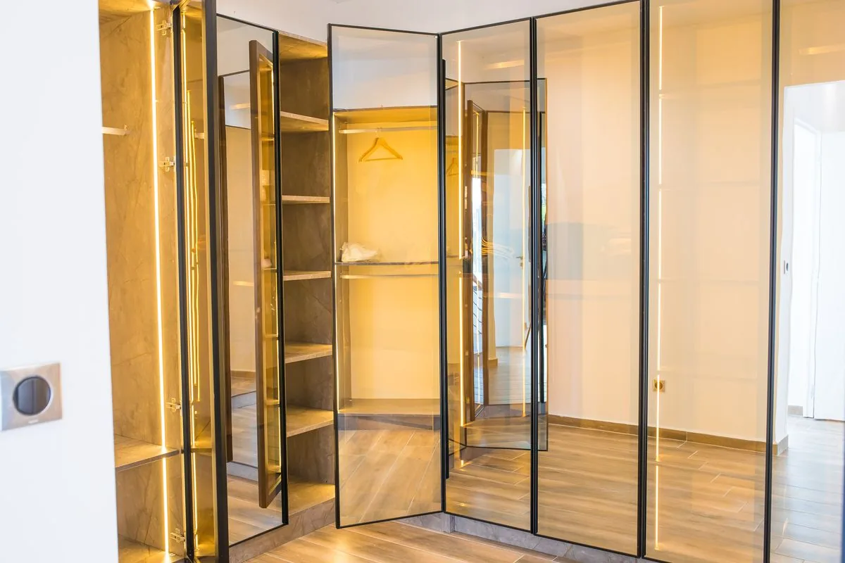 Dressing de la suite parentale, miroirs et lumière ambrée