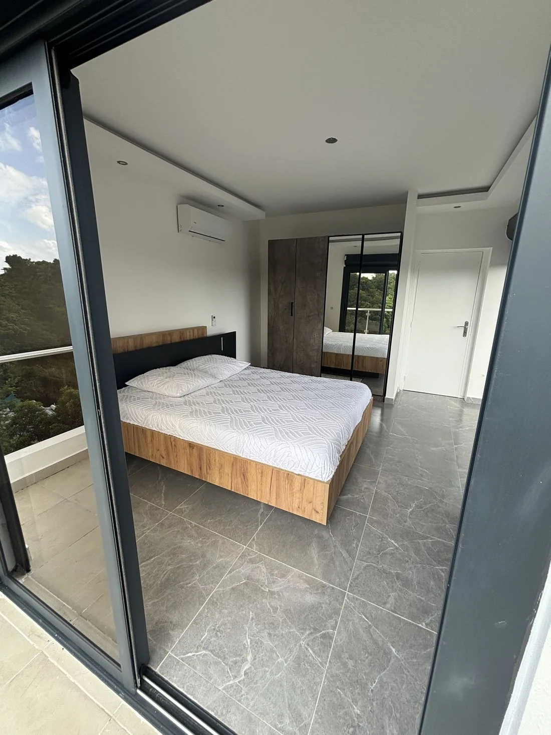 Chambre de la Suite Lagon vue depuis la terrasse